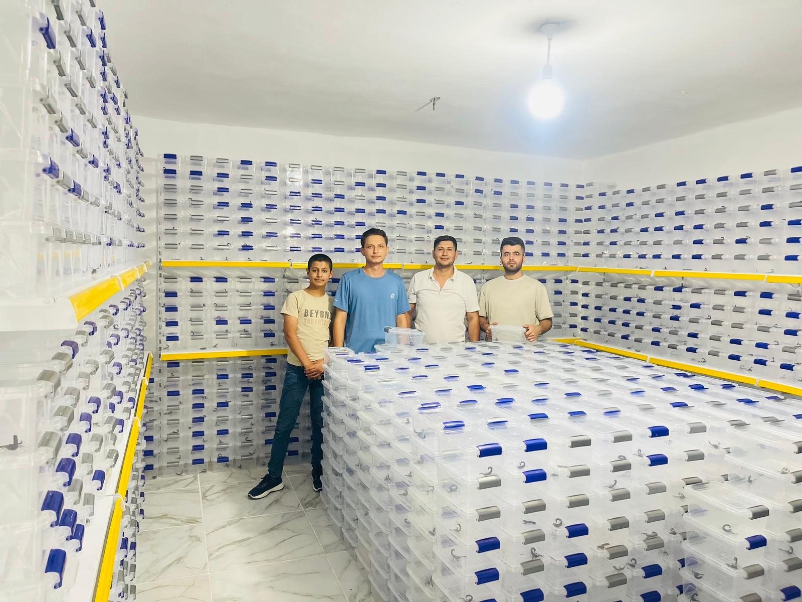 L'équipe İttihad dans l'installation de production